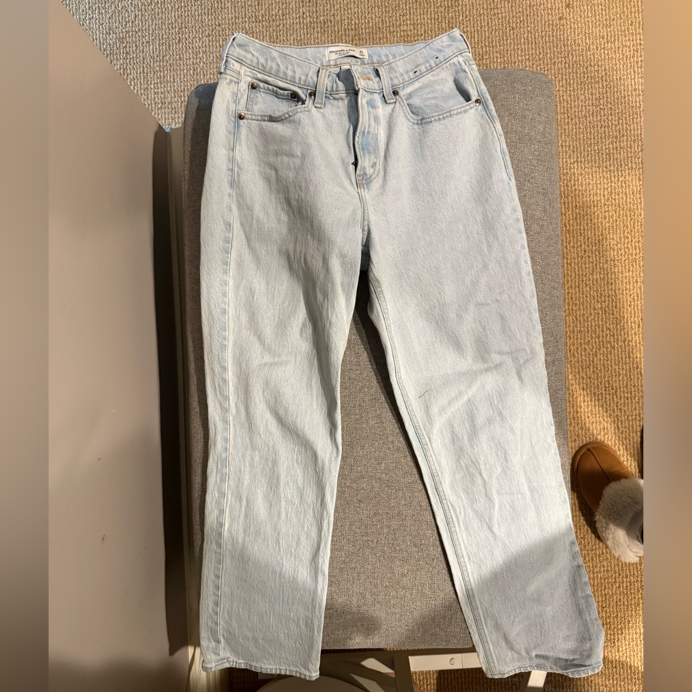 Abercrombie & Fitch Light Wash The 90s Straight Mid Rise Denim